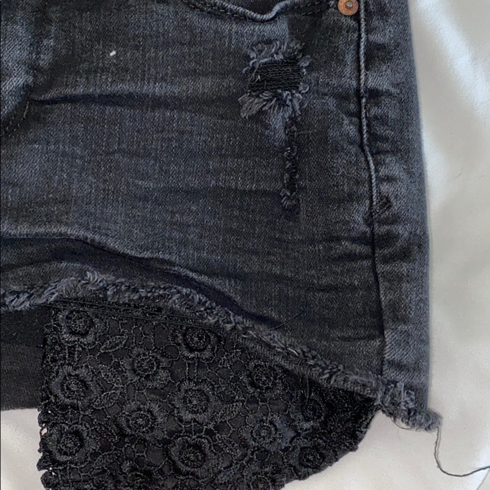 ♠️BLACK RIPPED SHORTS♠️ - Picture 2 of 4